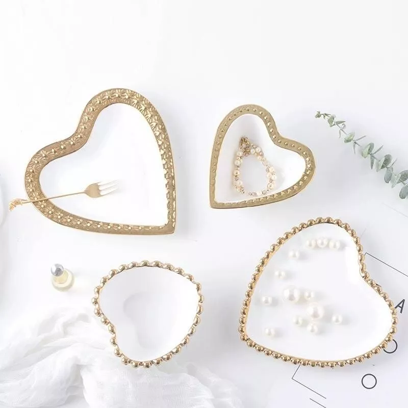 Small Heart Shape Relief Porcelain Plate Bowl Handpainted Saucer Ceramic Jewelry Dish Decorative Table Decoration Weding Gift